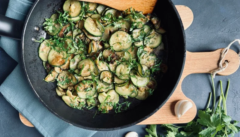 🥒 Poêlée de courgettes à l’ail et persil