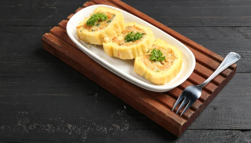 🥚 Roulé d’omelette farci au saumon & fines herbes