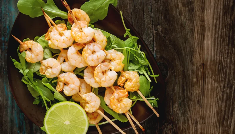 🍤 Brochettes de crevettes au citron et salade verte