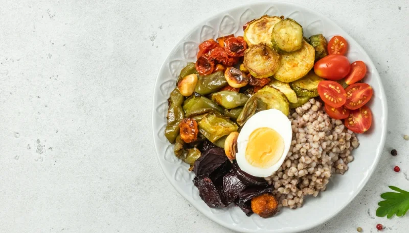 🥗 Buddha bowl aux légumes rôtis et œuf