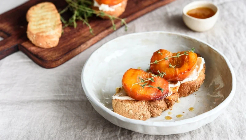🍑 Tartines abricot rôti et fromage frais