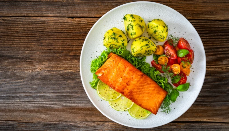 🐟 Pavé de saumon, pommes de terre et salade fraîche