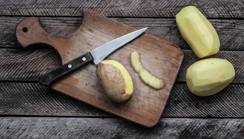 Comment éviter que les pommes de terre noircissent après épluchage ?
