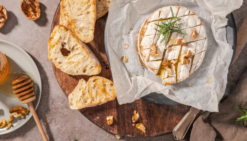 🧀 Camembert rôti au miel, noix et romarin
