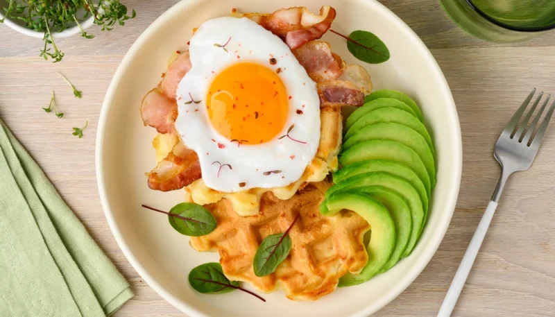 🧇 Gaufres salées au bacon, avocat et œuf au plat