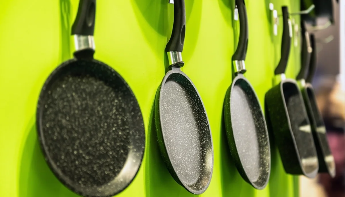 Quelle poêle choisir pour cuisiner sans que les aliments attachent ?
