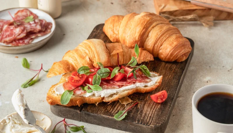 🥐 Croissants salés au fromage frais, salami et tomates