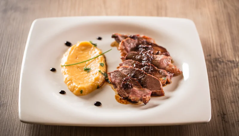 🦆 Magret de canard, purée de patate douce et sauce balsamique