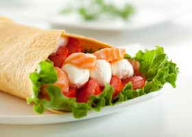 Wrap saumon fumé, tomates cerise et mozzarella