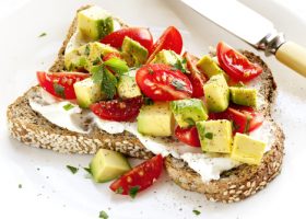 Tartine avocat tomate cerise