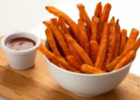 Frites de patate douce au four