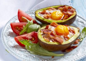 Œufs en cocotte d'avocat au bacon