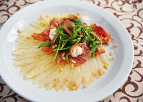 Carpaccio de melon jaune, jambon et mozzarella
