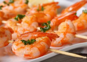 Brochettes de crevettes marinées