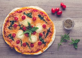Pizza chèvre et tomates cerise
