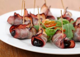 Roulés de pruneaux au bacon