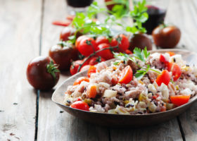 Salade de riz, thon et légumes d'été
