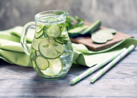 Boisson minceur aux concombre, citron vert et menthe