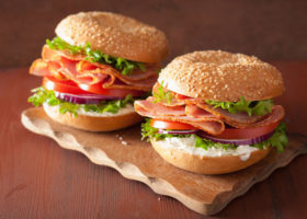 Bagels à la dinde et crudités