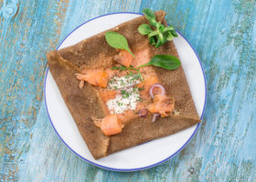 Galettes de sarrasin au saumon fumé et pommes de terre